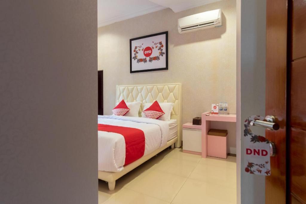 Oyo 619 Naufal Guest House Syariah Медан Екстериор снимка