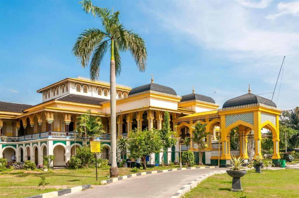 Oyo 619 Naufal Guest House Syariah Медан Екстериор снимка
