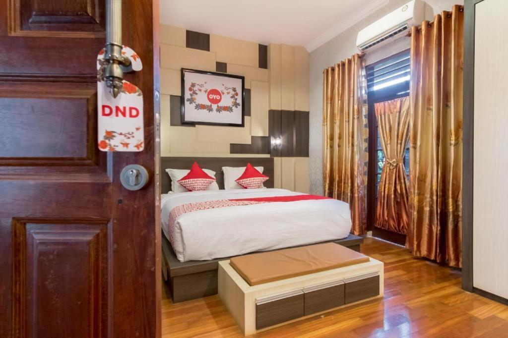 Oyo 619 Naufal Guest House Syariah Медан Екстериор снимка