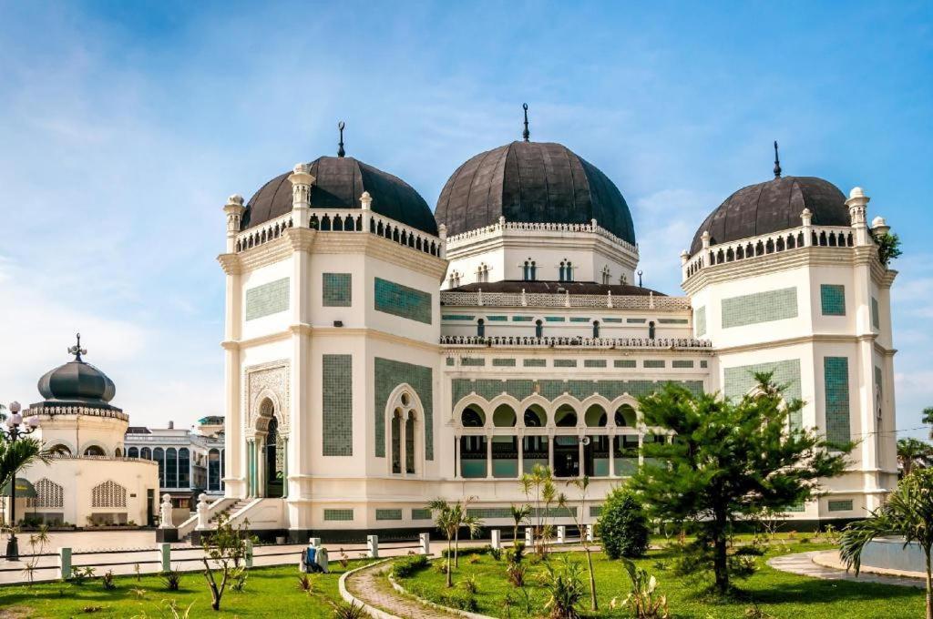 Oyo 619 Naufal Guest House Syariah Медан Екстериор снимка