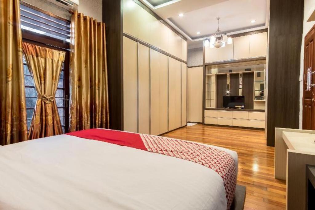 Oyo 619 Naufal Guest House Syariah Медан Екстериор снимка