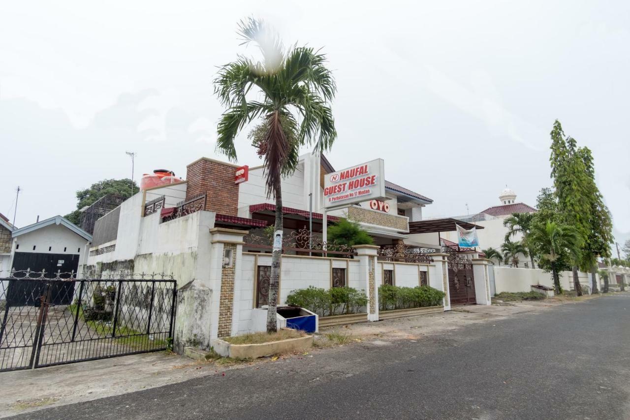 Oyo 619 Naufal Guest House Syariah Медан Екстериор снимка