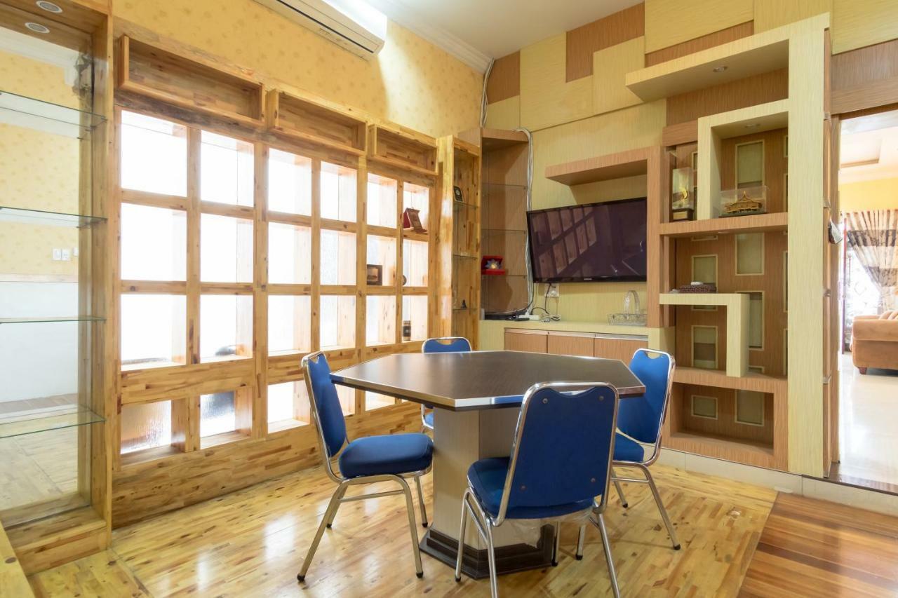 Oyo 619 Naufal Guest House Syariah Медан Екстериор снимка