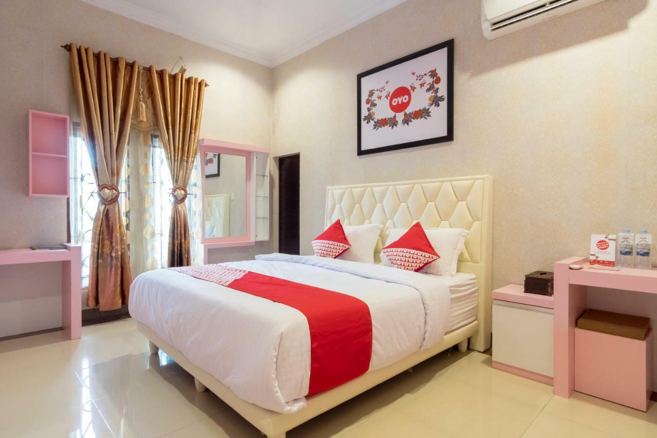 Oyo 619 Naufal Guest House Syariah Медан Екстериор снимка