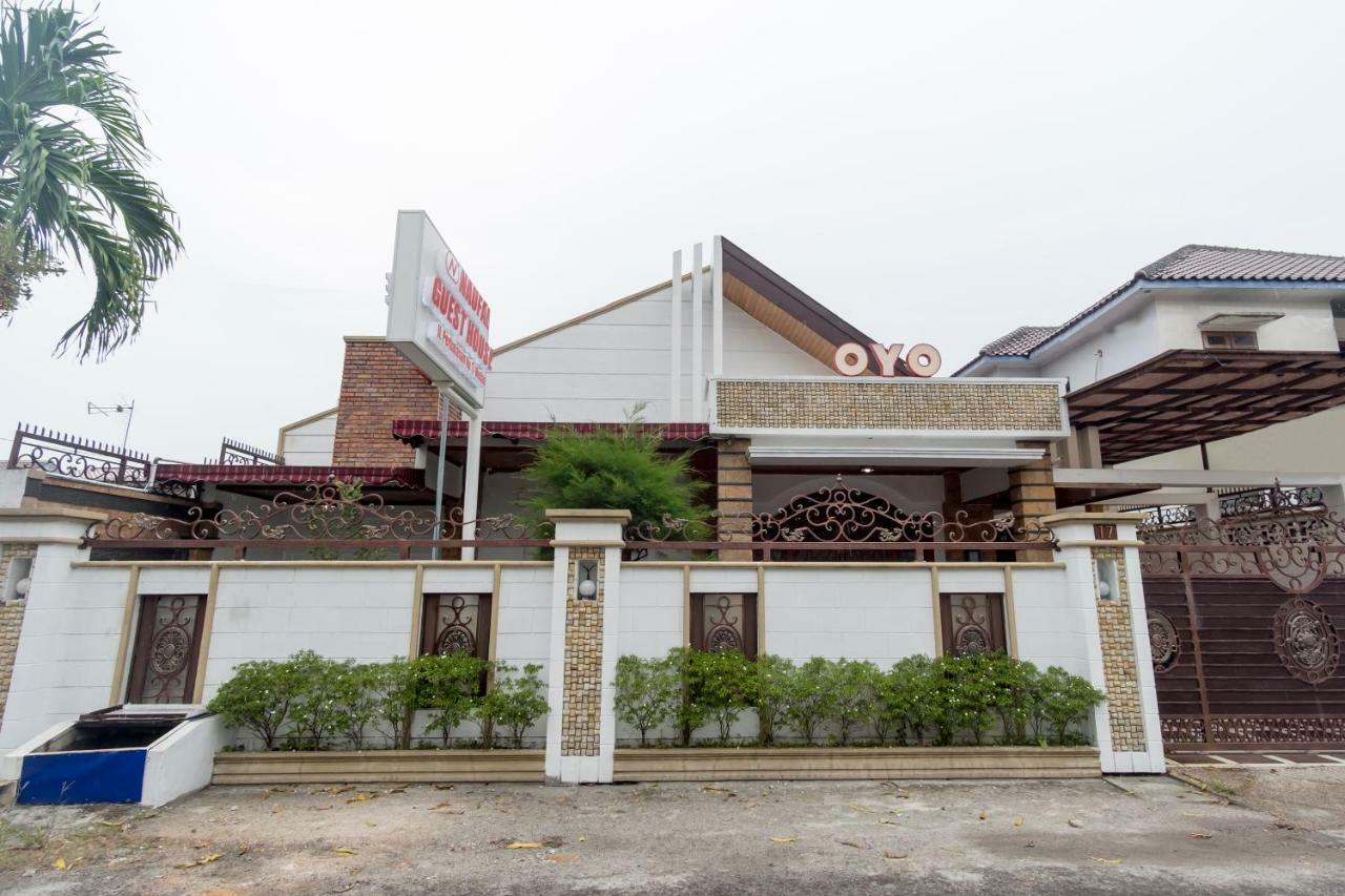 Oyo 619 Naufal Guest House Syariah Медан Екстериор снимка