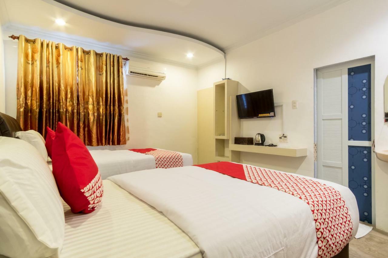 Oyo 619 Naufal Guest House Syariah Медан Екстериор снимка